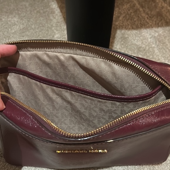 Michael Kors: Large Jet Set Crossbody: burgundy/plum with gold hardware - Picture 3 of 4